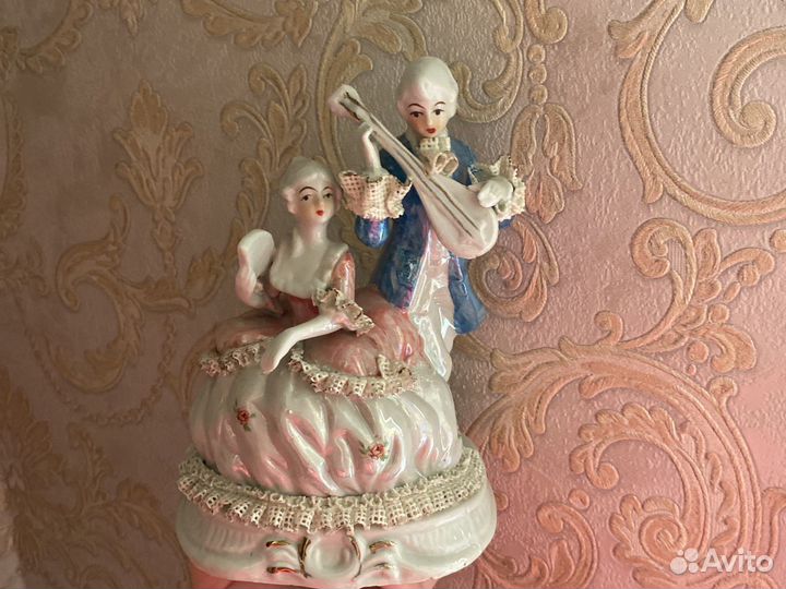 Фарфоровая статуэтка