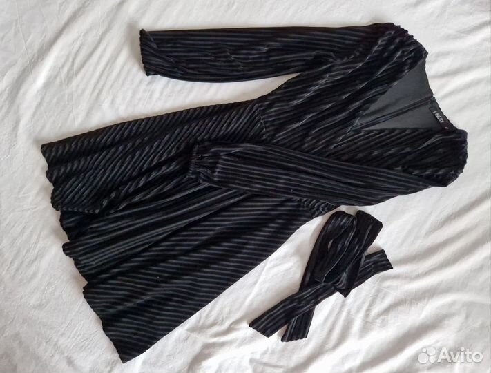 Черное бархатное платье