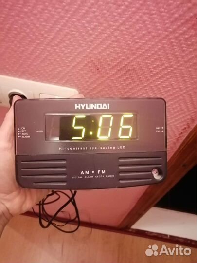 Часы будильник hyundai