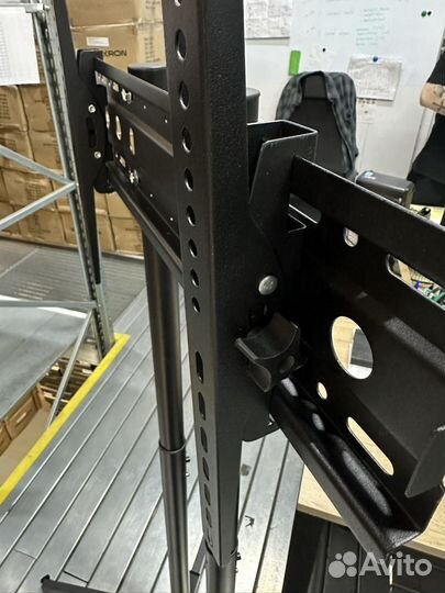 Стойка для телевизора на колесах