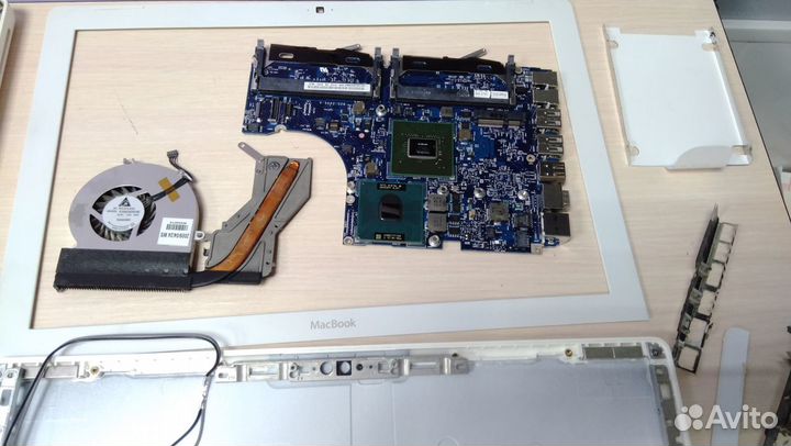 MacBook model No: A1181 на разбор по запчастям