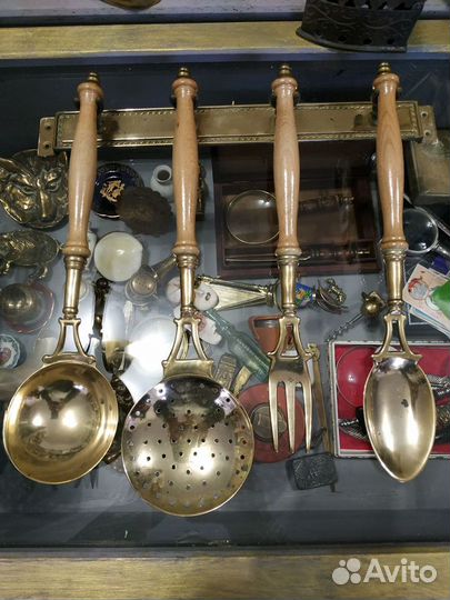 Красивый набор поварешек латунь дерево на подвеске