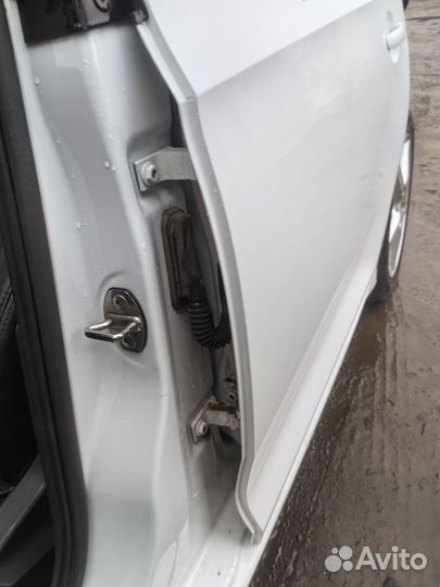 Задняя левая дверь белая Skoda Rapid