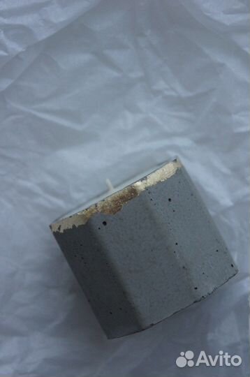 Свеча в гипсовом или бетонном подсвечнике