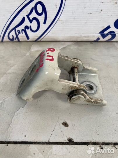 Петля двери нижняя передняя правая Renault Captur