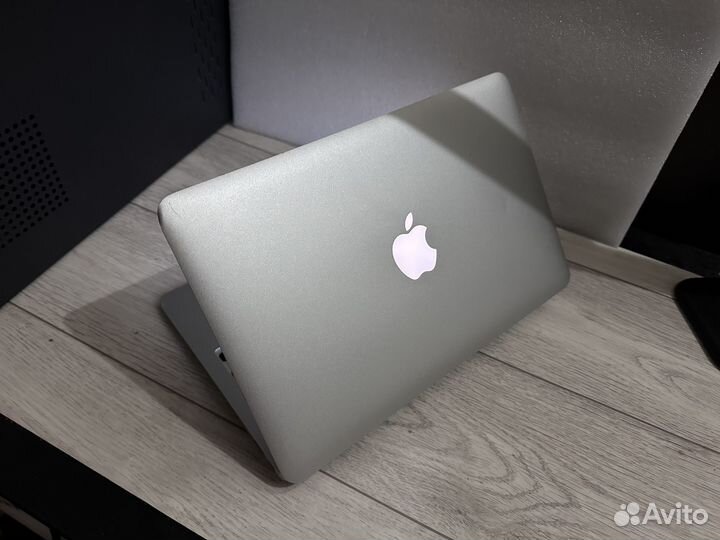 Отличный MacBook Air 11 SSD, intel, Nvidia