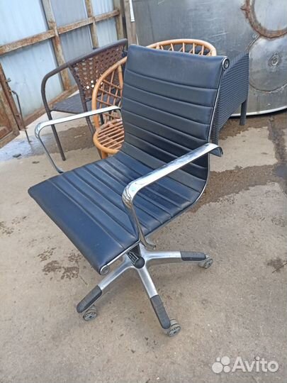 Кресло офисное чёрное экокожа 56/50/88