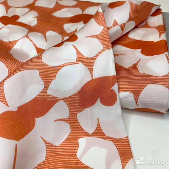 Вискоза оранжевые цветы. 1 м. Италия. (ш. 120 см)