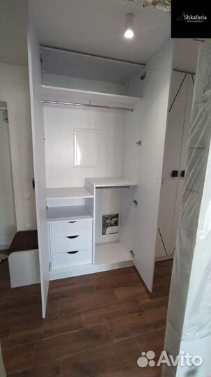 Современный распашной шкаф