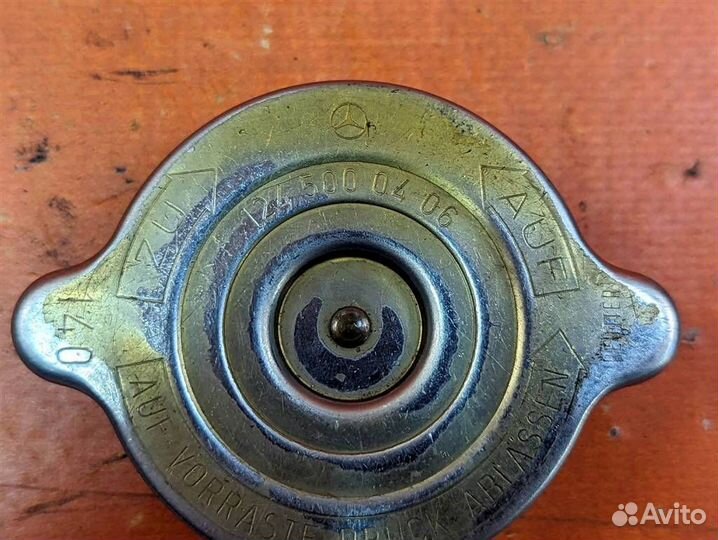 Крышка радиатора w124 E-class 102