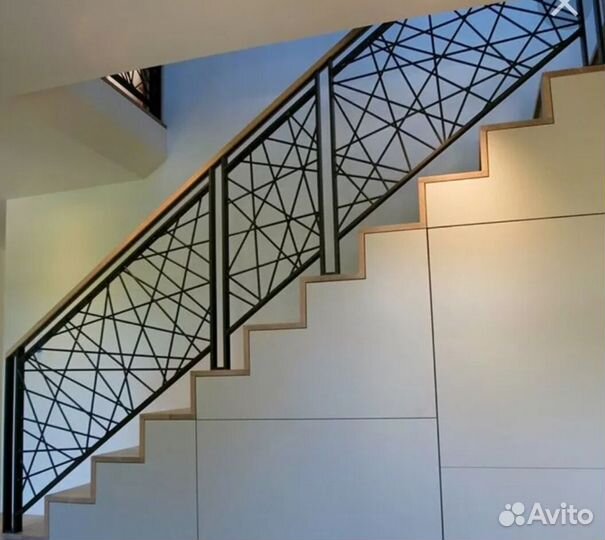 Лестница на металлокаркасе для жилых помещений