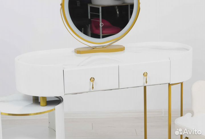 Туалетный столик. Столик с зеркалом