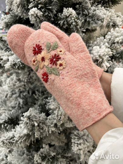Варежки валяные с вышивкой разные