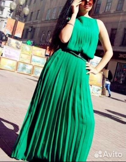 Плиссированное вечернее платье в пол зелёное