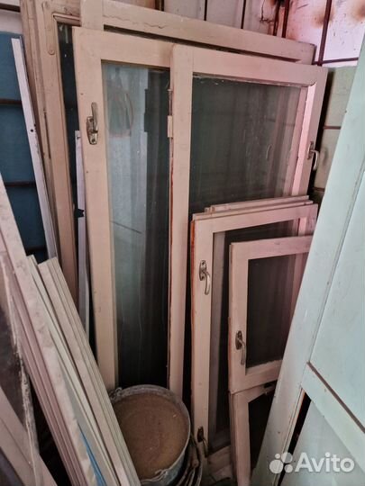 Старые рамы, наличники, доски