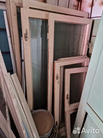 Старые рамы, наличники, доски