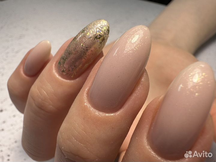 Модель на маникюр с покрытием, укрепление гелем