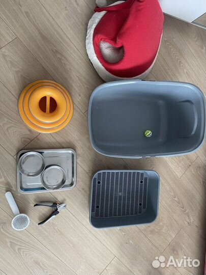 Домик, лоток, миски, игрушки для кошки