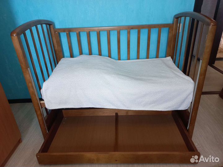 Детская кровать до 3 лет с маятником