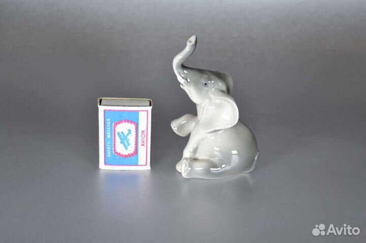 Слонёнок фарфоровая статуэтка