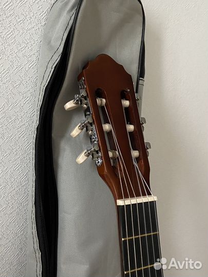 Классическая гитара Martinez с чехлом и тюнером