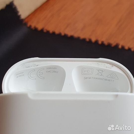 Apple AirPods 2 charging case