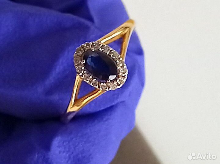 Золотое кольцо с сапфиром и бриллиантами россыпью