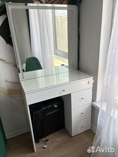 Туалетный столик с зеркалом и подсветкой