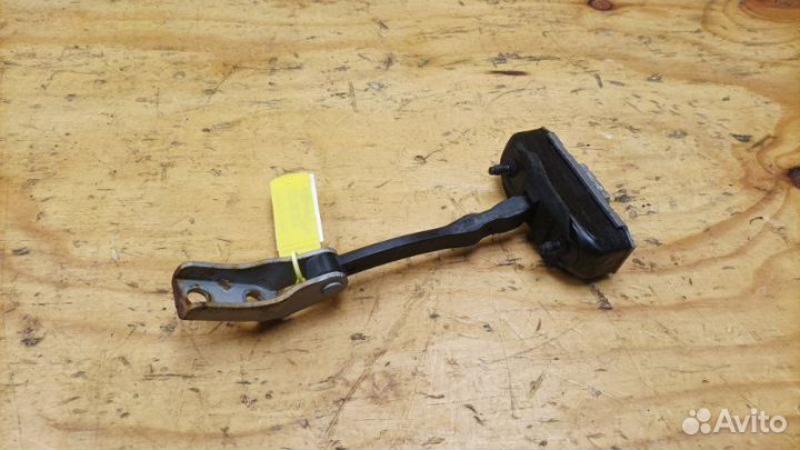 Ограничитель двери задний Nissan Cube Z12 HR15DE