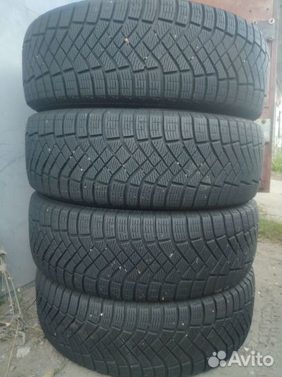Pirelli Ice Zero FR 215/65 R17