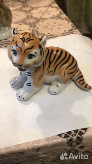 Фарфоровые фигурки собачка,тигр,белочка