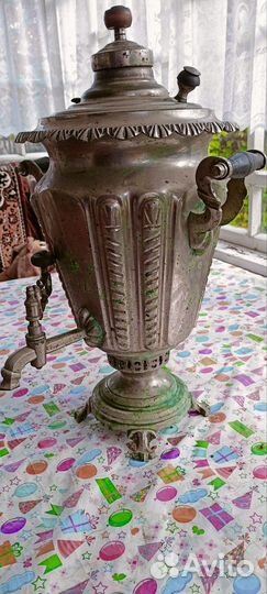 Старинный самовар на дровах