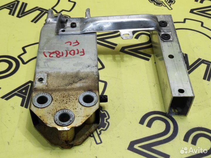 Кронштейн усилителя бампера передний левый Bmw