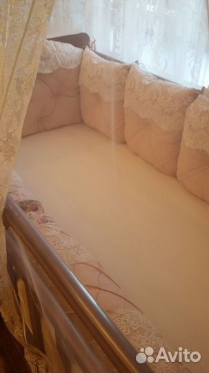 Детская кроватка и комод