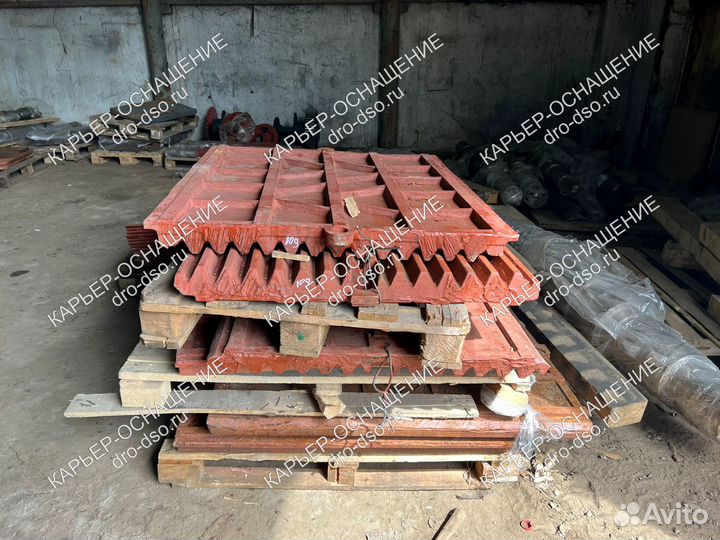 Плита дробящая неподвижная щековой дробилки