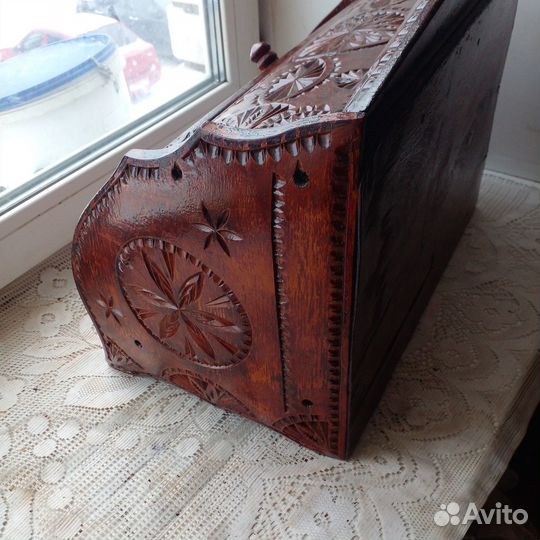 Резная деревянная хлебница ручной работы