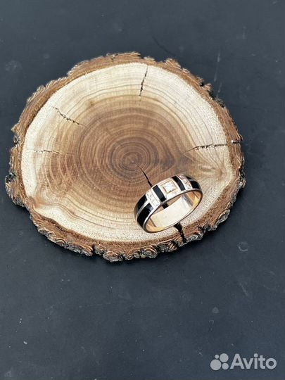 Золотое кольцо с бриллиантами и эмалю