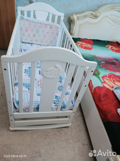 Детская кроватка с маятником и ящиком