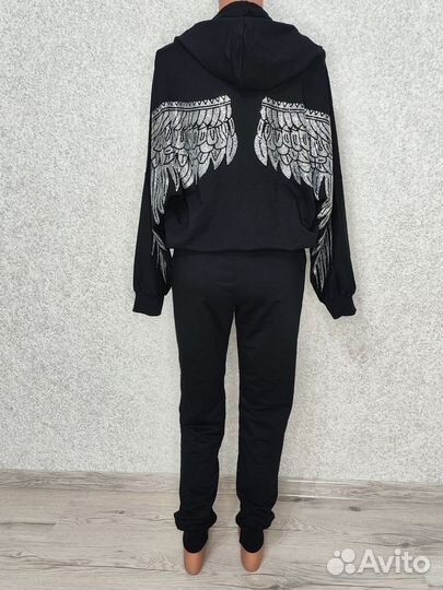 Костюм спортивный со стразами