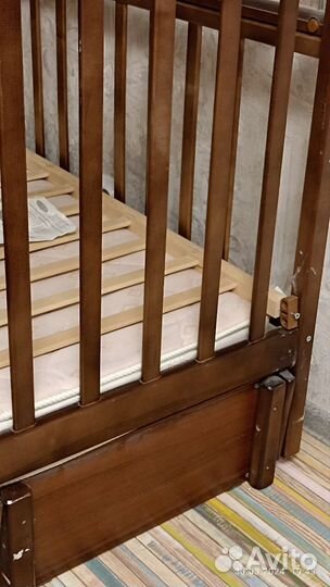 Детская кроватка с маятником и ящиком