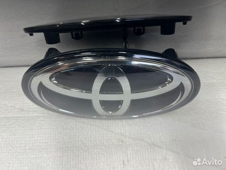 Эмблема передняя Toyota Camry V70 2017-2021