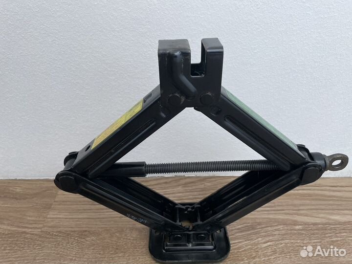 Домкрат. Штатный набор инструментов Kia Rio