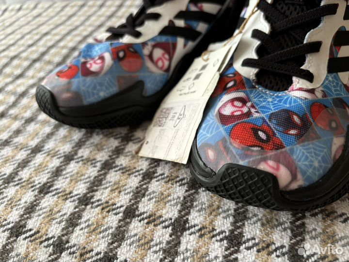 Кроссовки adidas marvel