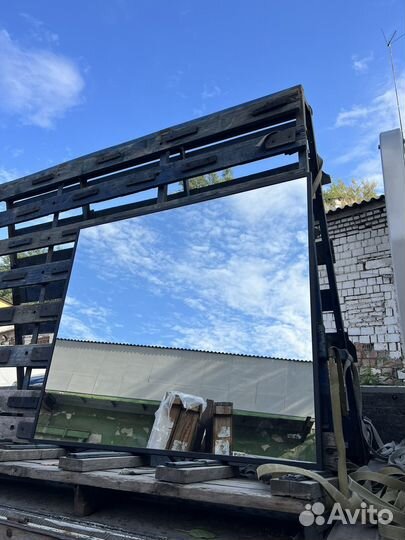 Зеркало в черной раме