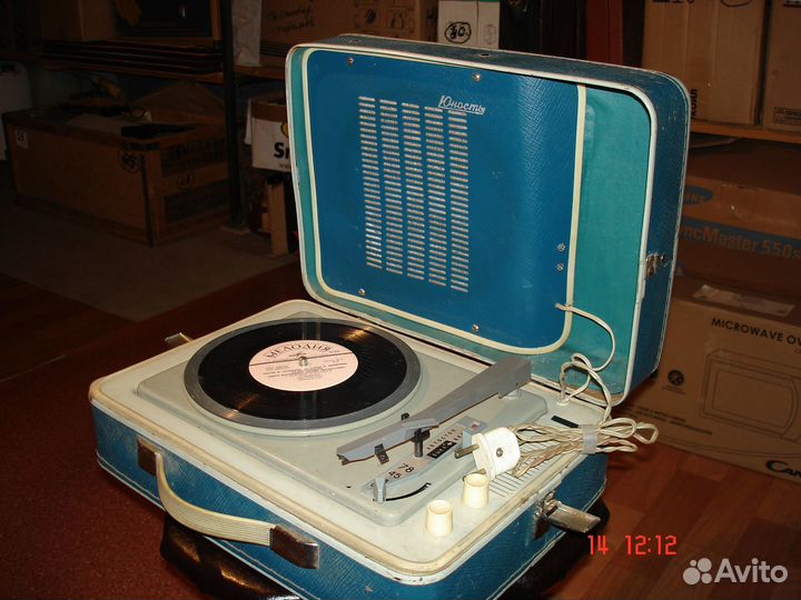 Проигрыватель виниловых пластинок 