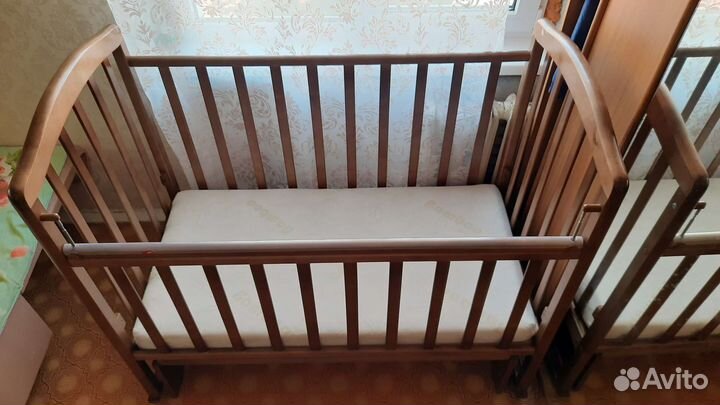 Детская кроватка с маятником