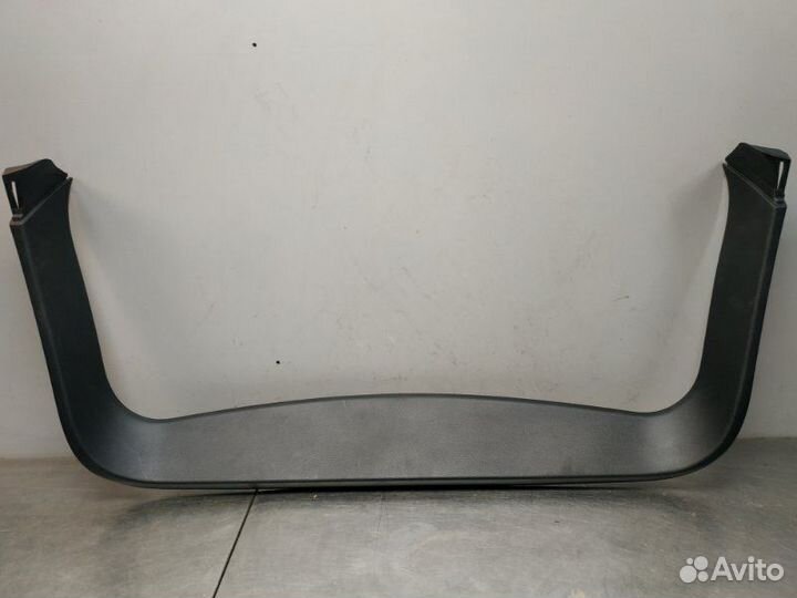 Обшивка двери багажника Jeep Grand Cherokee WK2