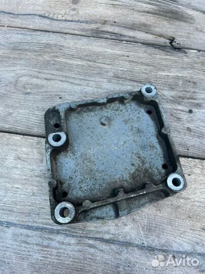 Кронштейн компрессора кондиционера Ford Focus 1