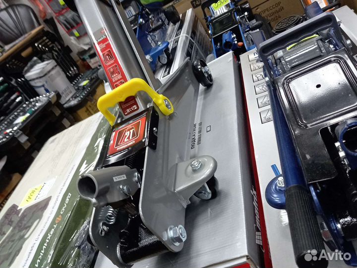 Домкрат подкатной Matrix 2т в Кейсе