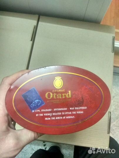 Металлическая упаковка от коньяка otard